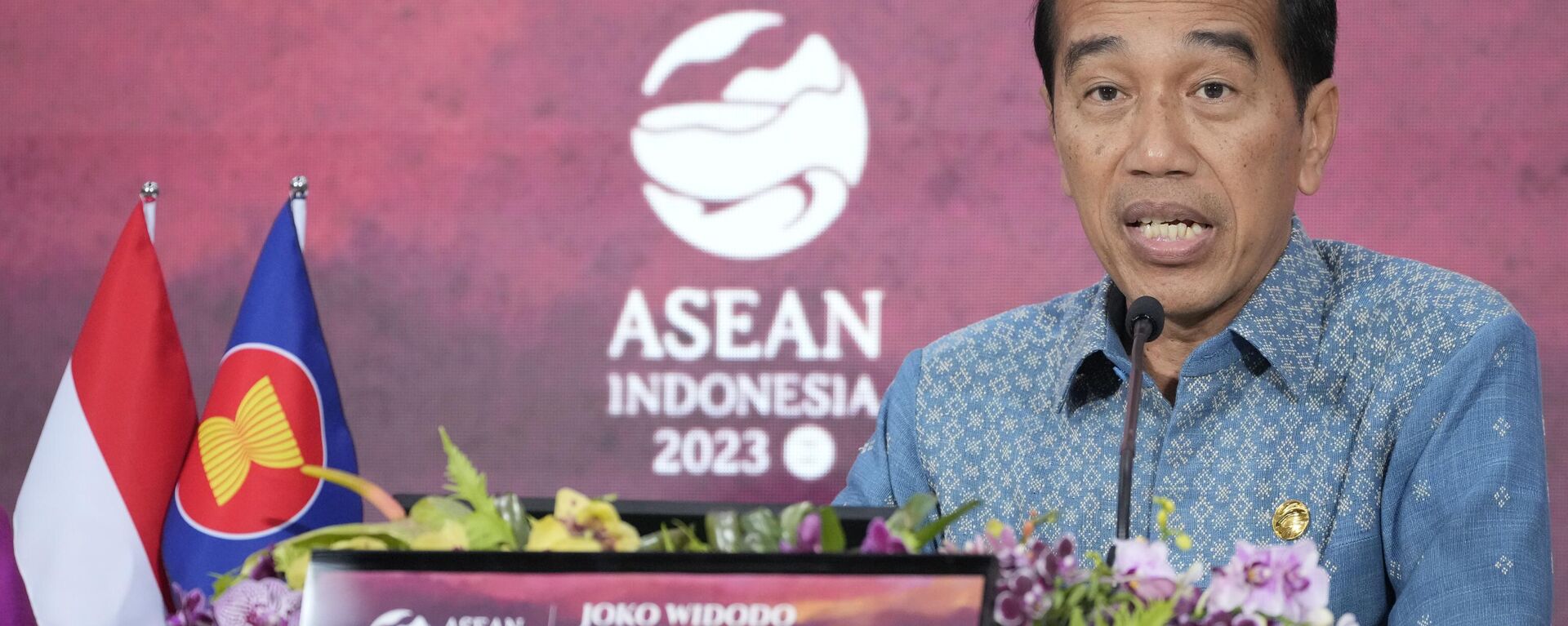 Indonesian President Joko Widodo gestures during a press conference at the 42nd ASEAN Summit in Labuan Bajo, East Nusa Tenggara province, Indonesia, Thursday, May 11, 2023. - Sputnik India, 1920, 11.05.2023