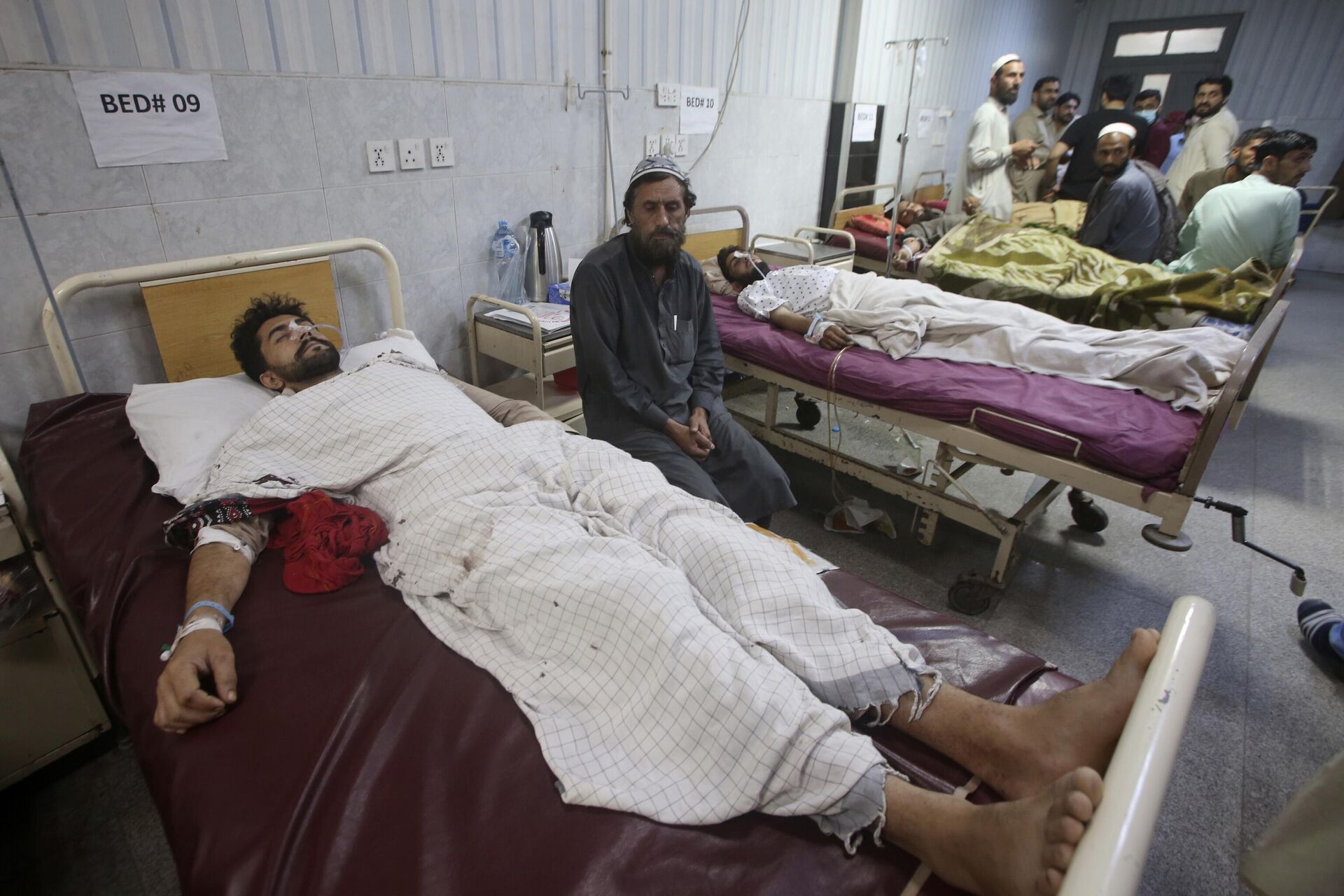People who were injured in the clashes between police and supporters of Pakistan's former Prime Minister Imran Khan are treated at a hospital in Peshawar, Pakistan, Thursday, May 11, 2023. - Sputnik India, 1920, 19.11.2023