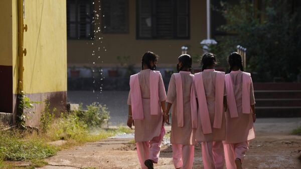 Indian students in pink uniform - Sputnik भारत