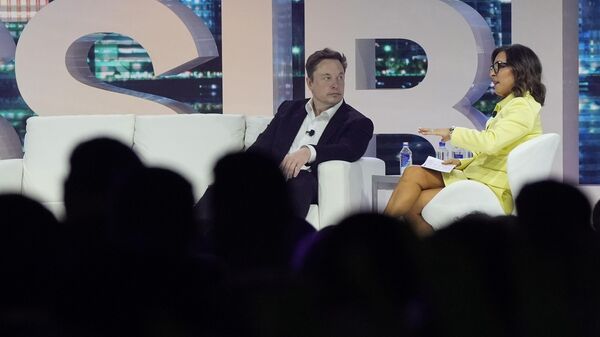 Twitter CEO Elon Musk, center, speaks with Linda Yaccarino, chairman of global advertising and partnerships for NBC, at the POSSIBLE marketing conference, Tuesday, April 18, 2023, in Miami Beach, Fla. - Sputnik भारत