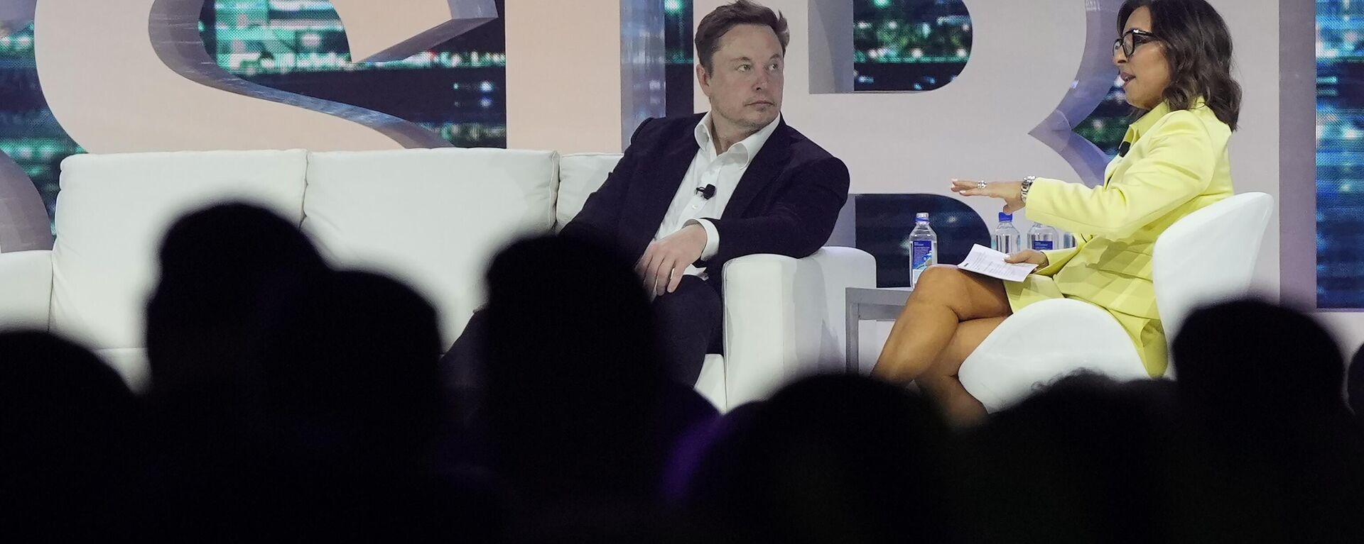 Twitter CEO Elon Musk, center, speaks with Linda Yaccarino, chairman of global advertising and partnerships for NBC, at the POSSIBLE marketing conference, Tuesday, April 18, 2023, in Miami Beach, Fla. - Sputnik India, 1920, 12.05.2023
