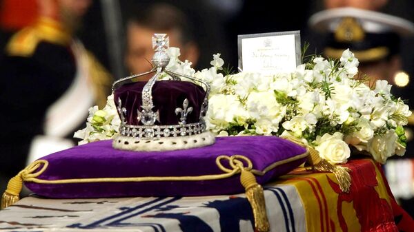 The Koh-i-noor, or mountain of light, diamond, set in the Maltese Cross at the front of the crown made for Britain's late Queen Mother Elizabeth, is seen on her coffin, along with her personal standard, a wreath and a note from her daughter, Queen Elizabeth II, as it is drawn to London's Westminster Hall in this April 5, 2002 file photo.  - Sputnik भारत