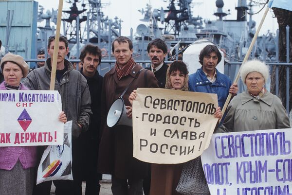 Sevastopol residents (Russia's Crimea) hold banners in support of Russia - Sputnik भारत