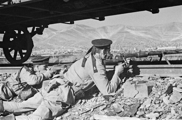 Naval infantry from the Black Sea Fleet engage German and Romanian forces in fierce fighting for the railway paths near the fish plant in Novorossiysk, September 1943. - Sputnik भारत