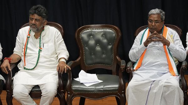 Congress party Karnataka state chief D. K. Shivakumar, left, and his colleague and senior leader Siddaramaiah, right. - Sputnik भारत