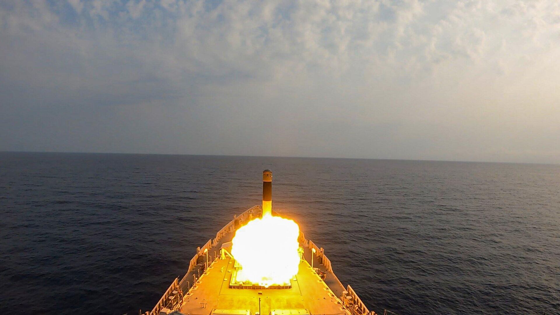 INS Mormugao, the latest guided-missile Destroyer, successfully hit 'Bulls Eye' during her maiden Brahmos Supersonic cruise missile firing - Sputnik भारत, 1920, 10.11.2023