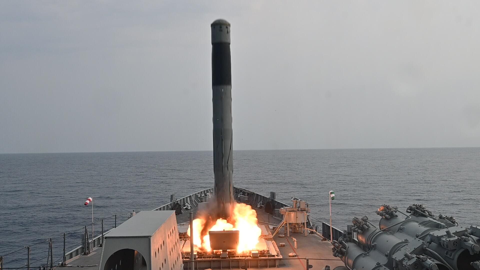 INS Mormugao, the latest guided-missile Destroyer, successfully hit 'Bulls Eye' during her maiden Brahmos Supersonic cruise missile firing - Sputnik India, 1920, 11.08.2023