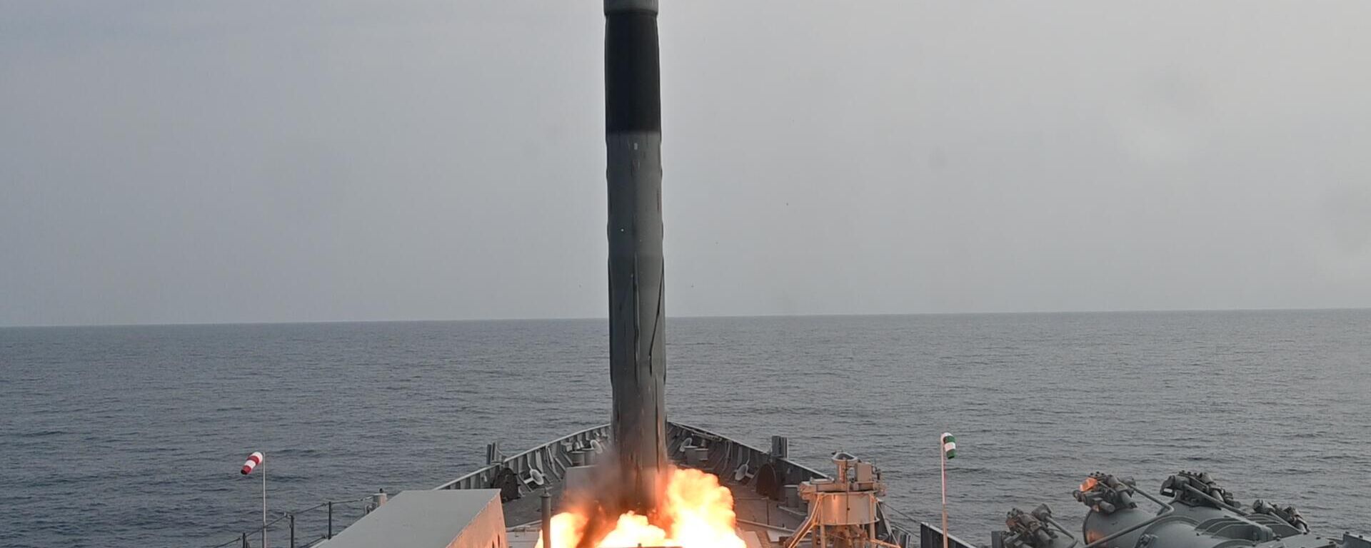 INS Mormugao, the latest guided-missile Destroyer, successfully hit 'Bulls Eye' during her maiden Brahmos Supersonic cruise missile firing - Sputnik भारत, 1920, 14.05.2023