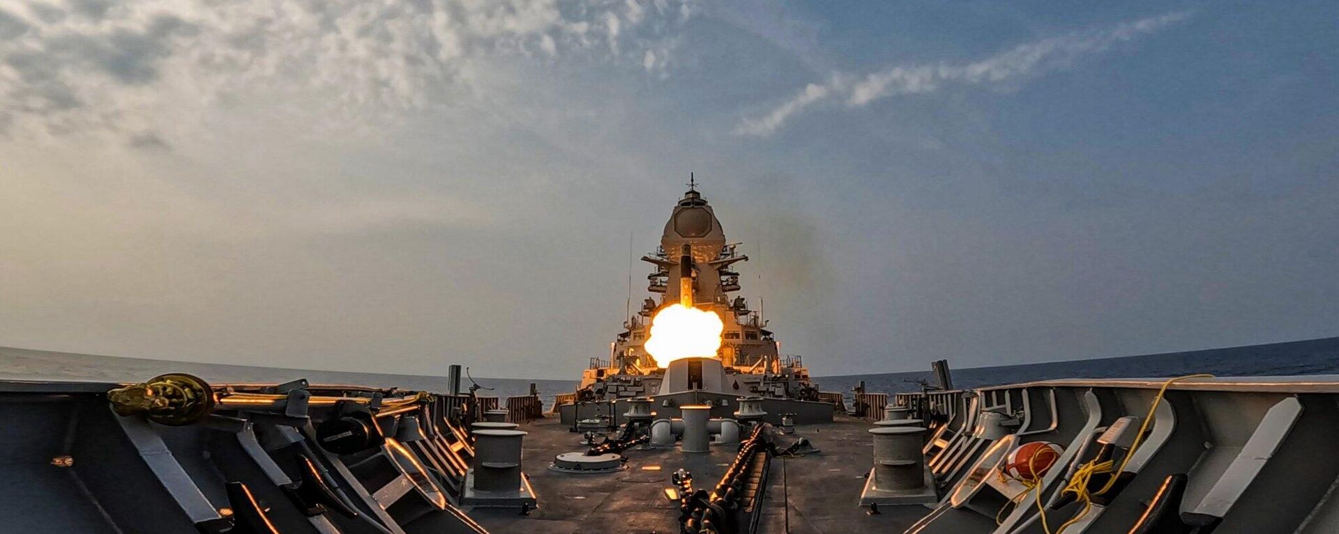 INS Mormugao, the latest guided-missile Destroyer, successfully hit 'Bulls Eye' during her maiden Brahmos Supersonic cruise missile firing - Sputnik India, 1920, 29.02.2024