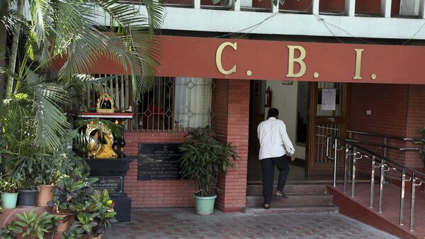 An unidentified official enters the building as an idol of Hindu god Ganesha is seen placed outside the entrance of Central Bureau of Investigation (CBI) office in Bangalore, India - Sputnik India