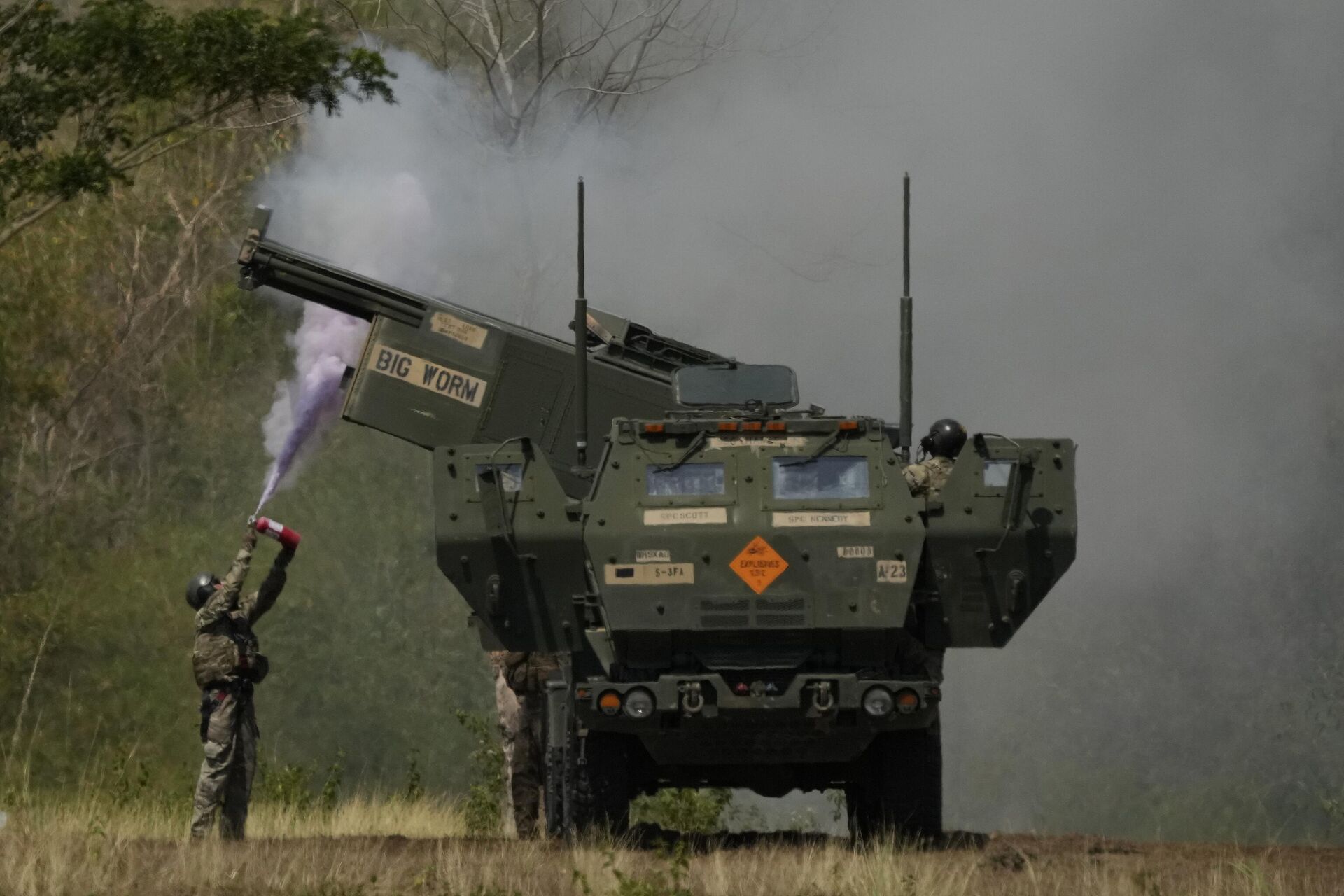 A US soldier extinguishes a fire on one fo the tubes on a U.S. M142 High Mobility Artillery Rocket System (HIMARS) after firing missiles during a joint military drill between the Philippines and the U.S. called Salaknib at Laur, Nueva Ecija province, northern Philippines on Friday, March 31, 2023. - Sputnik भारत, 1920, 10.08.2023