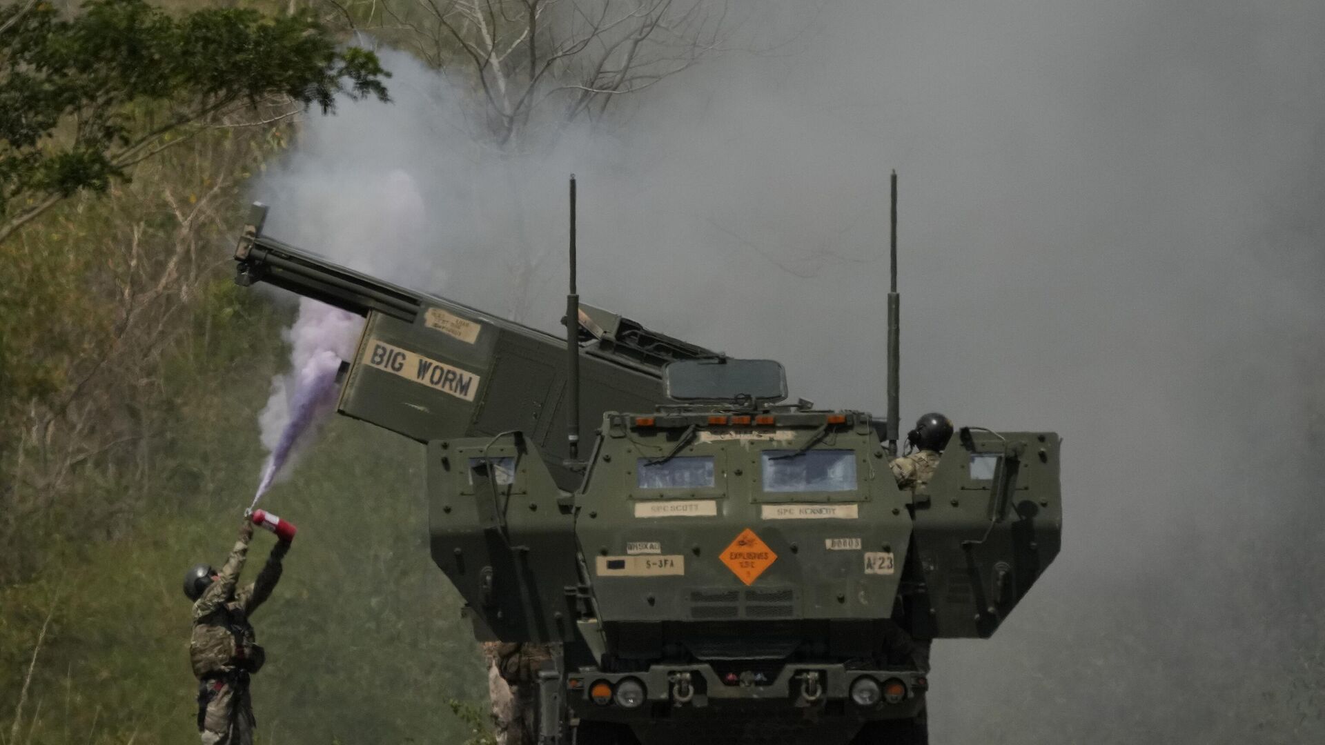 A US soldier extinguishes a fire on one fo the tubes on a U.S. M142 High Mobility Artillery Rocket System (HIMARS) after firing missiles during a joint military drill between the Philippines and the U.S. called Salaknib at Laur, Nueva Ecija province, northern Philippines on Friday, March 31, 2023. - Sputnik India, 1920, 15.05.2023