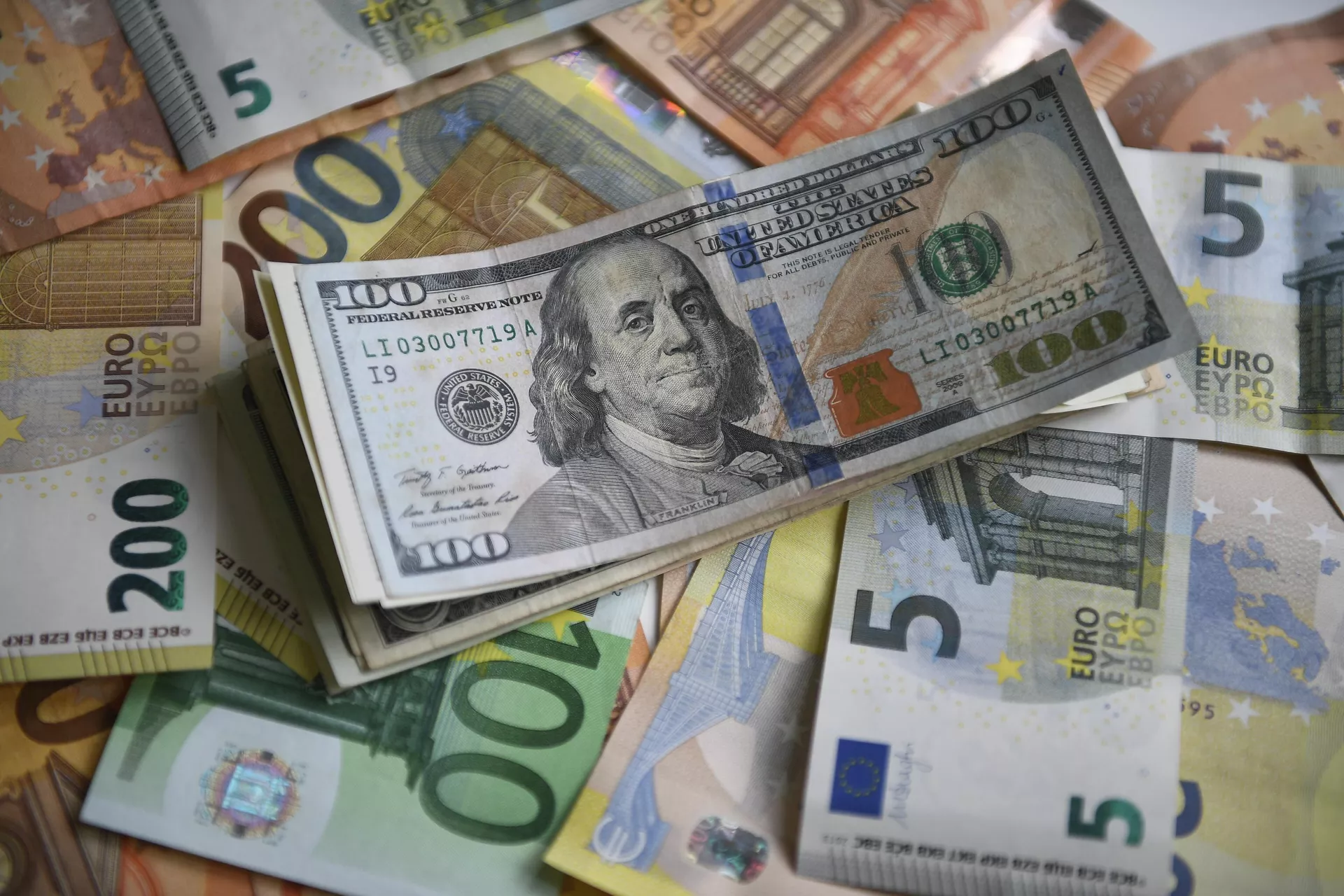 Euro and dollar banknotes Euro and dollar banknotes - Sputnik India, 1920, 29.07.2024