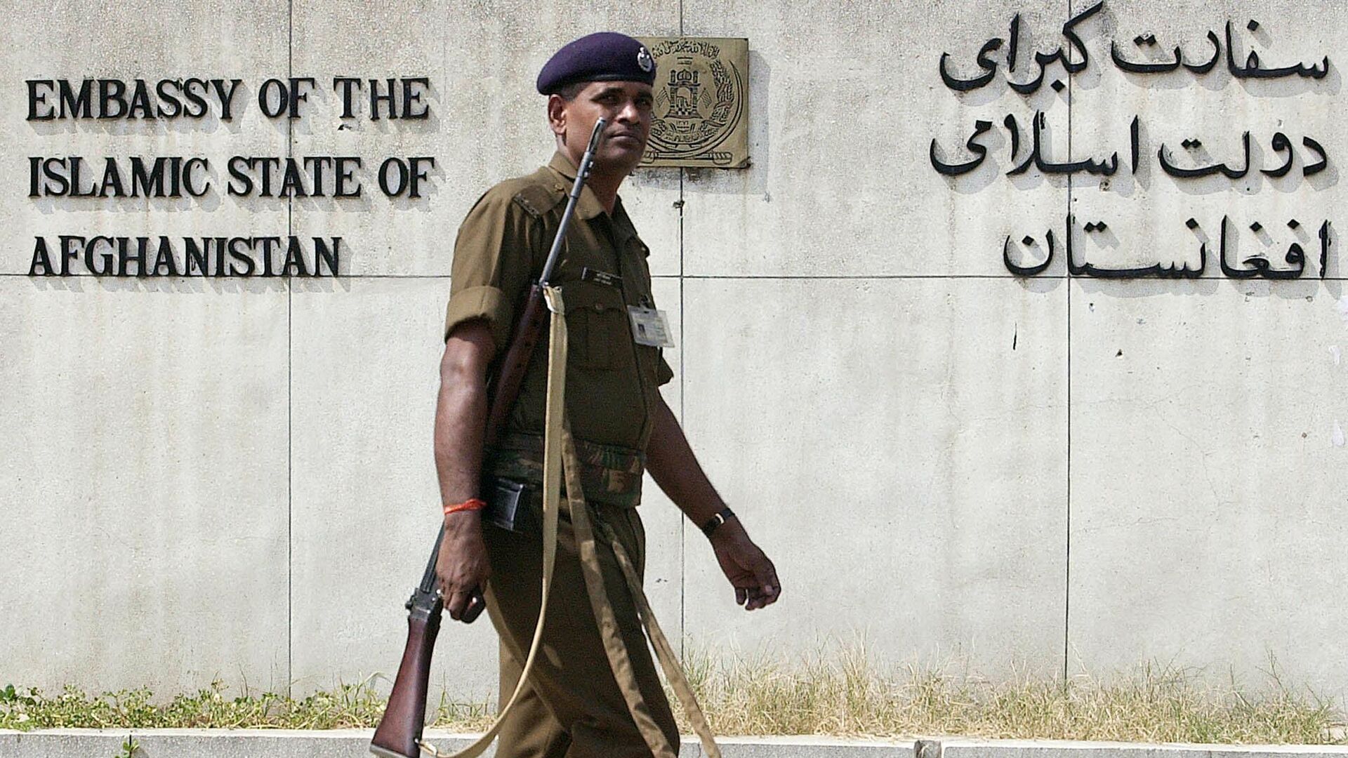 A Central Industrial Security Force personnel (CISF) guards the Embassy of the Islamic State of Afghanistan in New Delhi 17 October 2001.  - Sputnik India, 1920, 15.05.2023