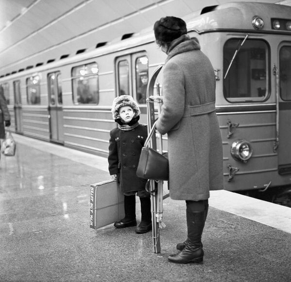 Пассажиры на станции метро Планерная. Архивное фото - Sputnik भारत