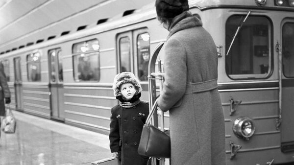 Пассажиры на станции метро Планерная. Архивное фото - Sputnik भारत