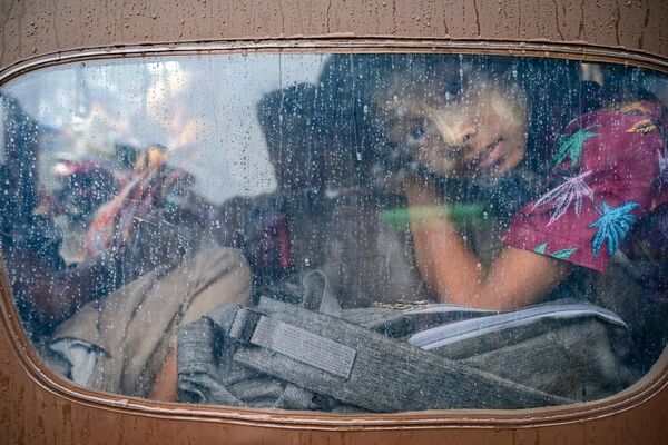Девочка выглядывает из тук-тука во время эвакуации в Ситтве, Мьянма - Sputnik भारत