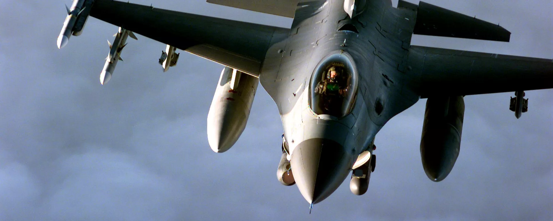 Два истребителя F-16 Fighting Falcons ВВС США во время операции НАТО Союзные силы 20 апреля 1999 года - Sputnik भारत, 1920, 28.05.2023