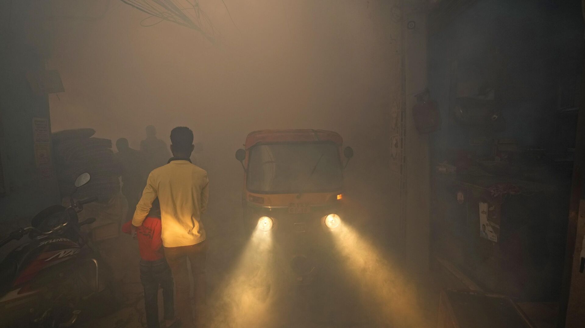 Commuters walk past smoke from fumigation in a densely populated area in New Delhi, India, Wednesday, Oct. 27, 2021. - Sputnik India, 1920, 16.05.2023