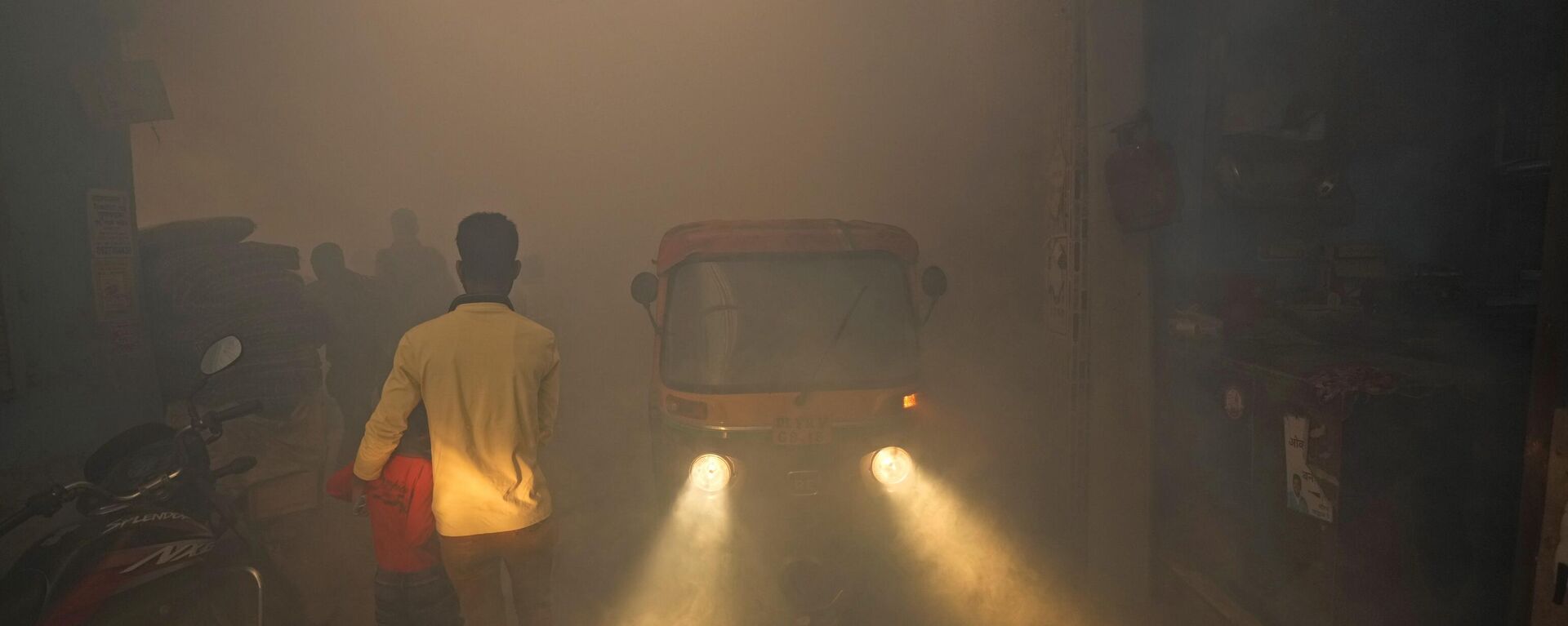 Commuters walk past smoke from fumigation in a densely populated area in New Delhi, India, Wednesday, Oct. 27, 2021. - Sputnik India, 1920, 16.05.2023