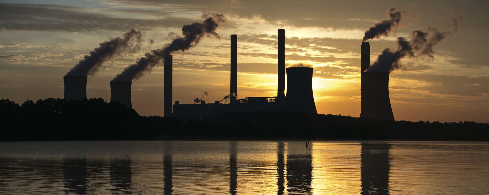 coal-fired Plant Scherer, one of the nation's top carbon dioxide emitters, stands in the distance in Juliette, Ga - Sputnik India, 1920, 07.11.2023