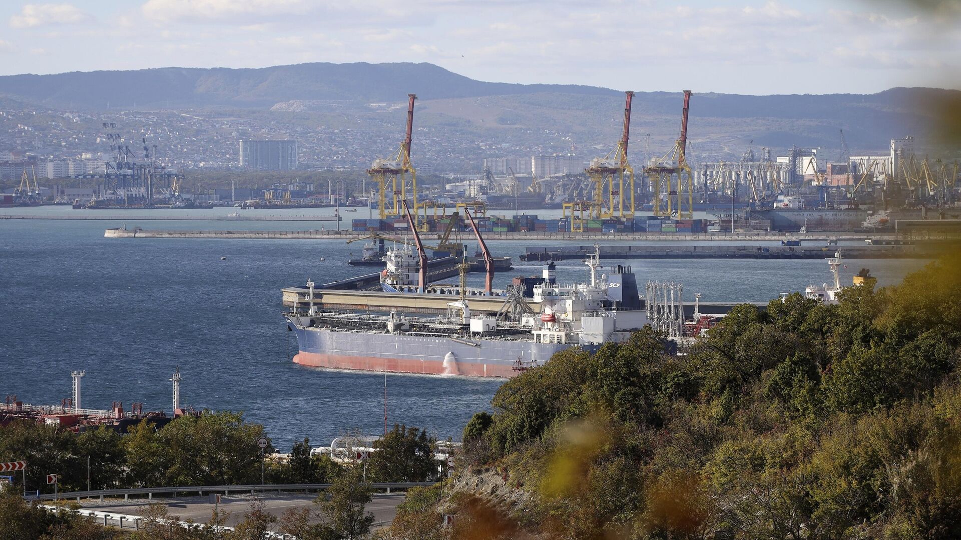 An oil tanker is moored at the Sheskharis complex, part of Chernomortransneft JSC, a subsidiary of Transneft PJSC, in Novorossiysk, Russia - Sputnik भारत, 1920, 16.09.2023
