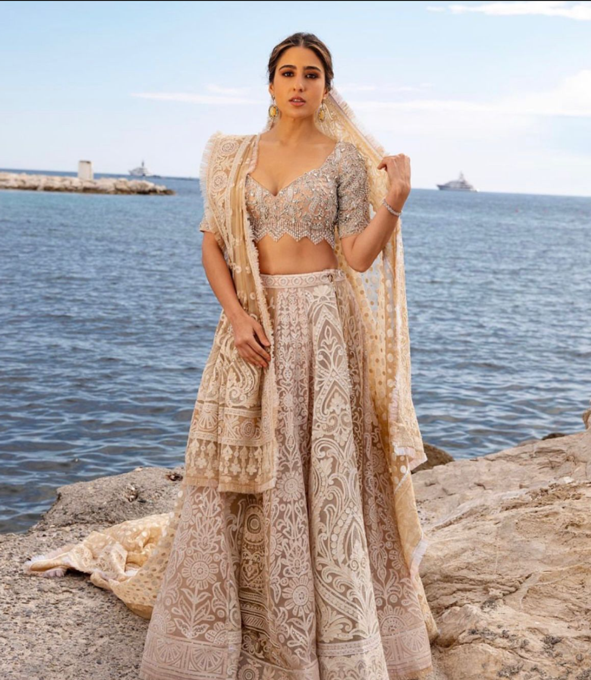 Bollywood star Sara Ali Khan made her red carpet debut at Cannes 2023 wearing beige and cream white lehenga designed by famous couturiers Abu Jani and Sandeep Khosla. - Sputnik India, 1920, 17.05.2023