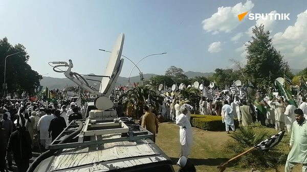 Sputnik. Supporters of Pakistan's ruling coalition protest release of Imran Khan - Sputnik India