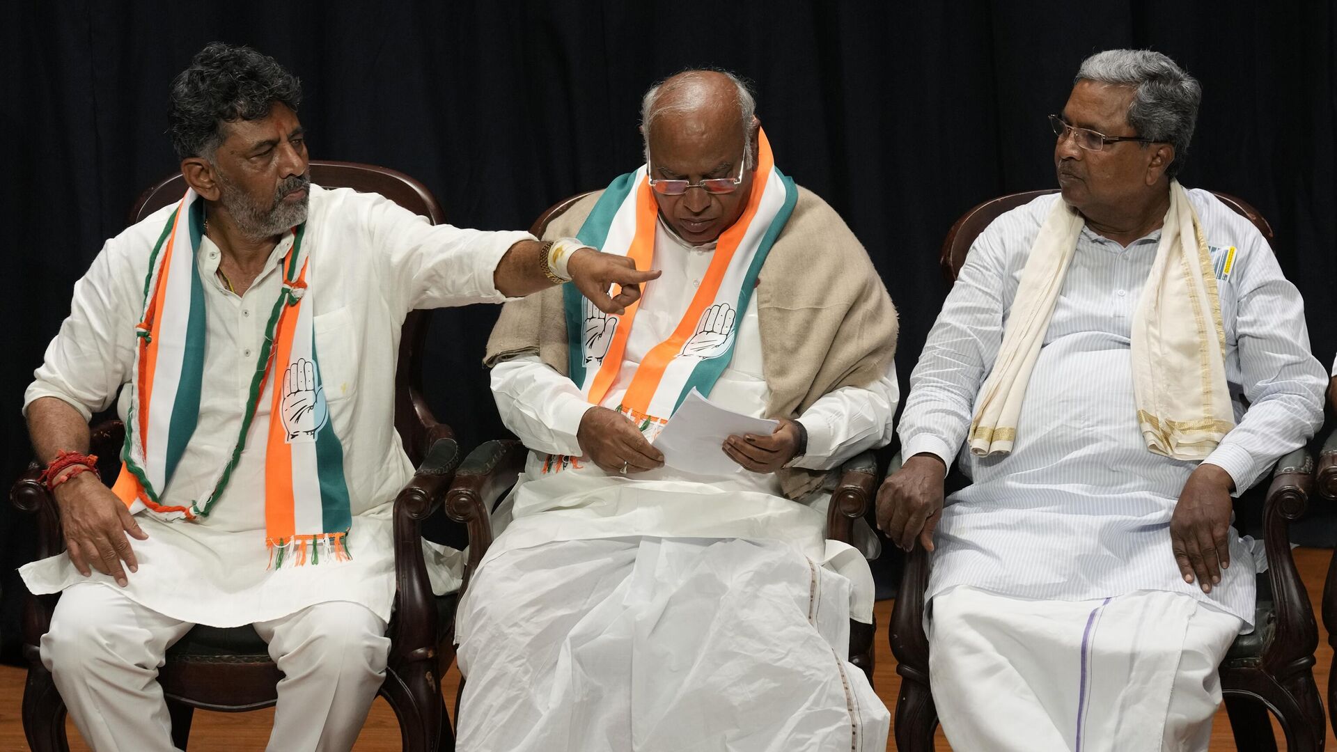Congress party president Mallikarjun Kharge, center, prepares to address a press conference as senior leader Siddaramaiah, right, watches colleague and party's Karnataka state chief D. K. Shivakumar after their win in Karnataka state elections in Bengaluru, India, Saturday, May 13, 2023. - Sputnik India, 1920, 18.05.2023