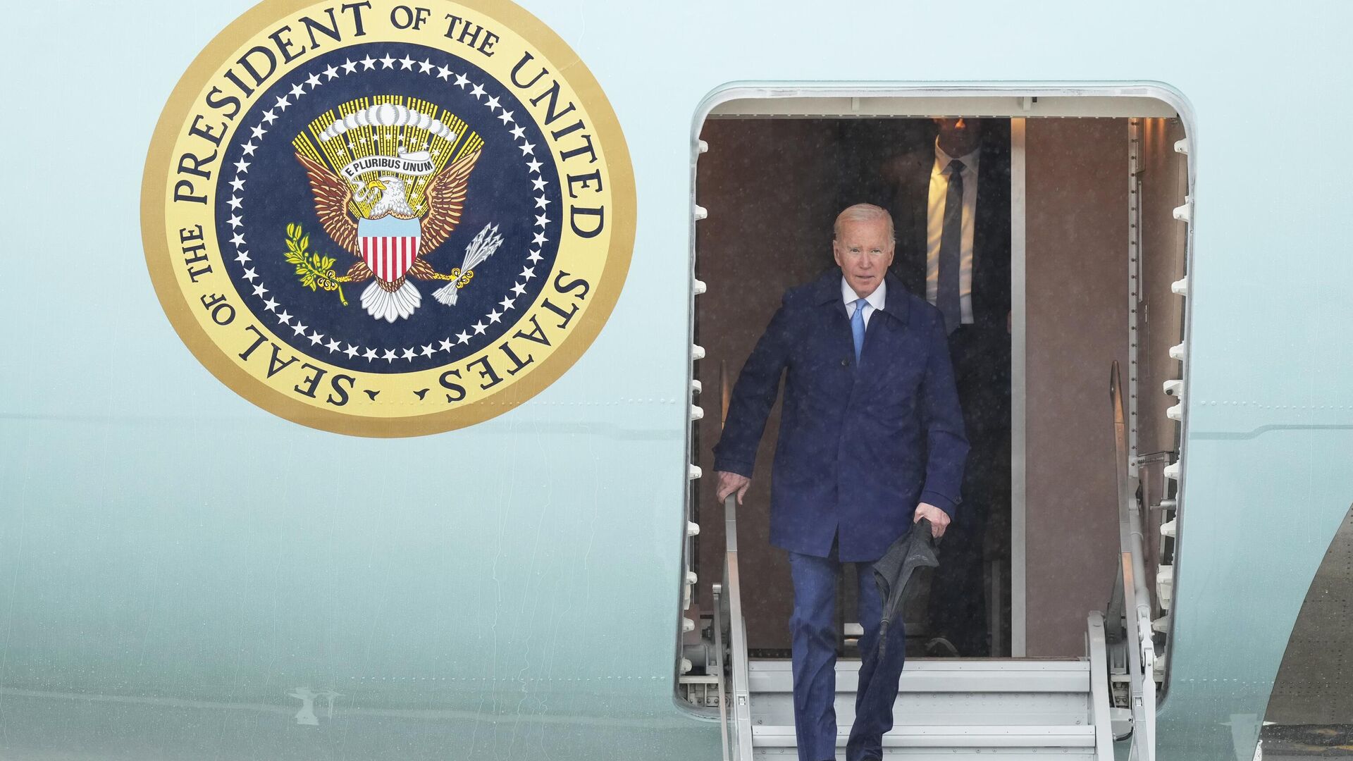U.S. President Joe Biden walks down the steps of Air Force One upon arrival at Marine Corps Air Station Iwakuni, western Japan, Thursday, May 18, 2023, en route to Hiroshima for the Group of Seven nations' summit that starts Friday. - Sputnik India, 1920, 18.05.2023