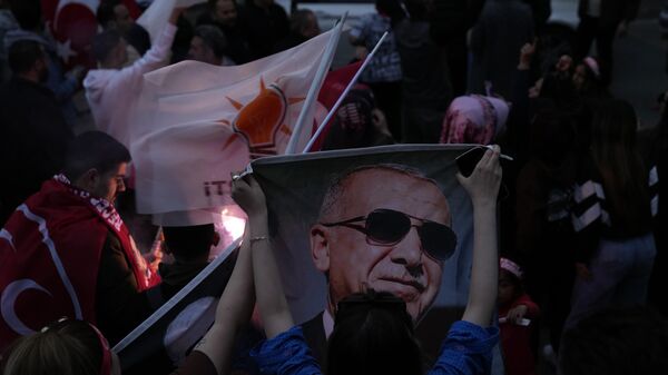 Supporters cheer for President Recep Tayyip Erdogan outside the headquarters of AK Party in Istanbul, Turkey, Sunday, May 14, 2023. - Sputnik भारत