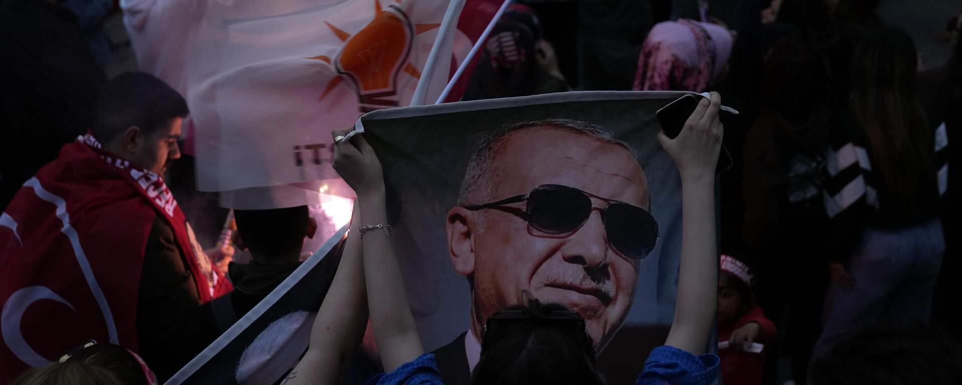 Supporters cheer for President Recep Tayyip Erdogan outside the headquarters of AK Party in Istanbul, Turkey, Sunday, May 14, 2023. - Sputnik India, 1920, 18.05.2023