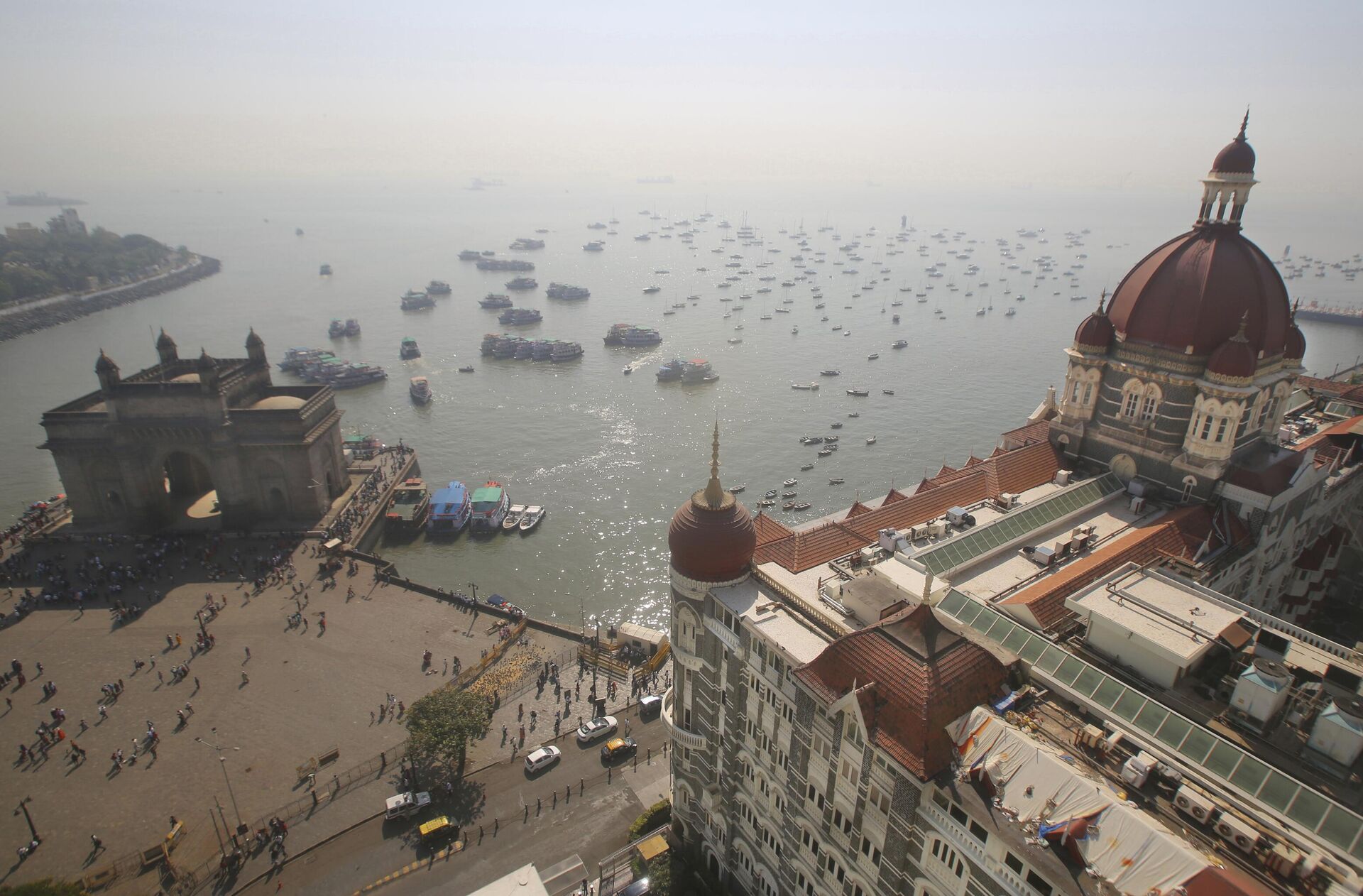 In this Nov 17, 2018 photo, the iconic Taj Mahal Palace hotel, the epicenter of the 2008 terror attacks that killed 166 people, with its imposing, red-tiled dome, overlooks the Gateway of India monument, left, in Mumbai, India. - Sputnik India, 1920, 26.11.2023