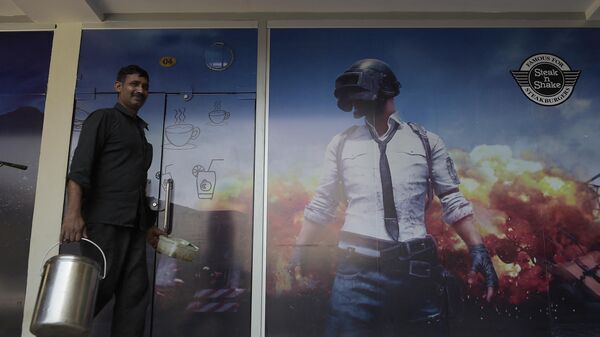 Мужчина проходит мимо плаката онлайн-игры PlayerUnknown's Battlegrounds (PUBG) в Равалпинди, Пакистан - Sputnik भारत