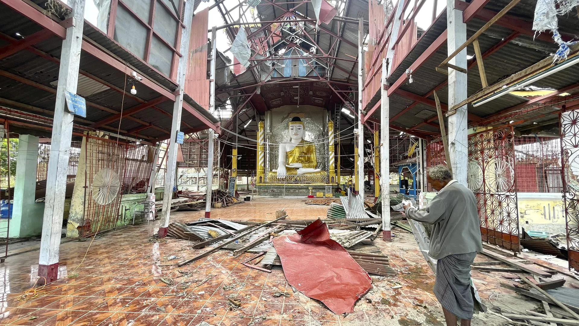 An ethnic Rakhine man stands inside a damaged pagoda to help for repairing roof after Cyclone Mocha in Sittwe township, Rakhine State, Myanmar, Friday, May 19, 2023. An ethnic Rakhine man stands inside a damaged pagoda to help for repairing roof after Cyclone Mocha in Sittwe township, Rakhine State, Myanmar, Friday, May 19, 2023. - Sputnik भारत, 1920, 19.05.2023