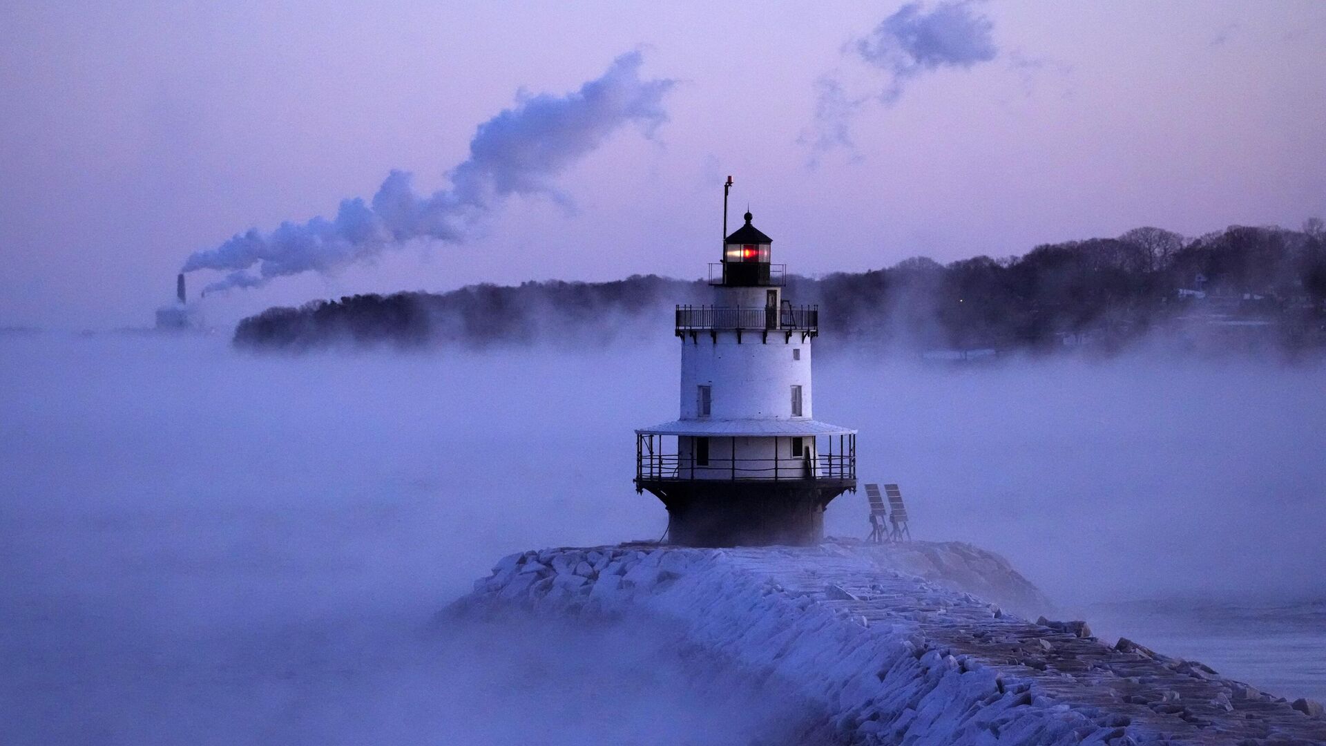 Spring Point Ledge Light is surrounded by arctic sea smoke while emissions from the Wyman Power plant, background, are blown horizontal by the fierce wind, Saturday, Feb. 4, 2023, in South Portland, Maine. - Sputnik India, 1920, 19.05.2023