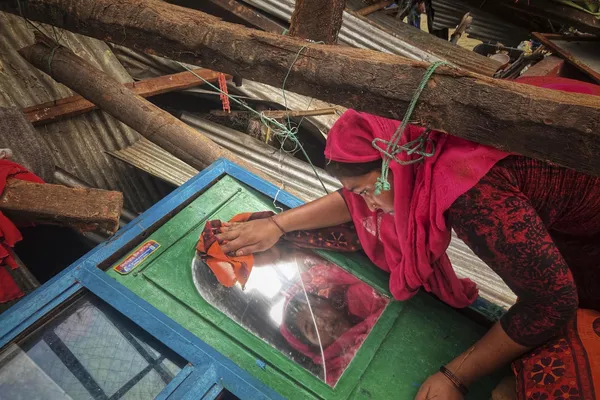 कॉक्स बाजार, बांग्लादेश में सेंट मार्टिन द्वीप पर चक्रवात मोचा द्वारा क्षतिग्रस्त अपने घर से सामानों को निकालती हुई एक महिला, सोमवार, 15 मई, 2023 (AP Photo/Al-Amrun Garjan) कॉक्स बाजार, बांग्लादेश में सेंट मार्टिन द्वीप पर चक्रवात मोचा द्वारा क्षतिग्रस्त अपने घर से सामानों को निकालती हुई एक महिला, सोमवार, 15 मई, 2023 (AP Photo/Al-Amrun Garjan) - Sputnik भारत