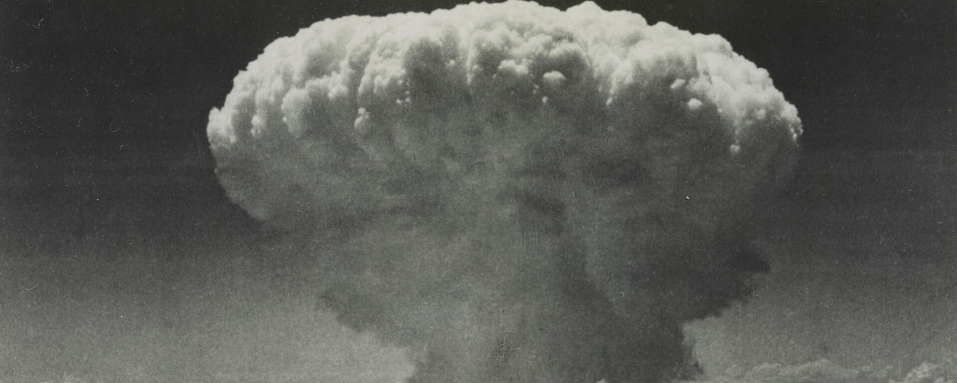 Mushroom cloud over Nagasaki after US dropped atomic bomb codenamed Fat Man on 9 August  - Sputnik भारत, 1920, 19.05.2023