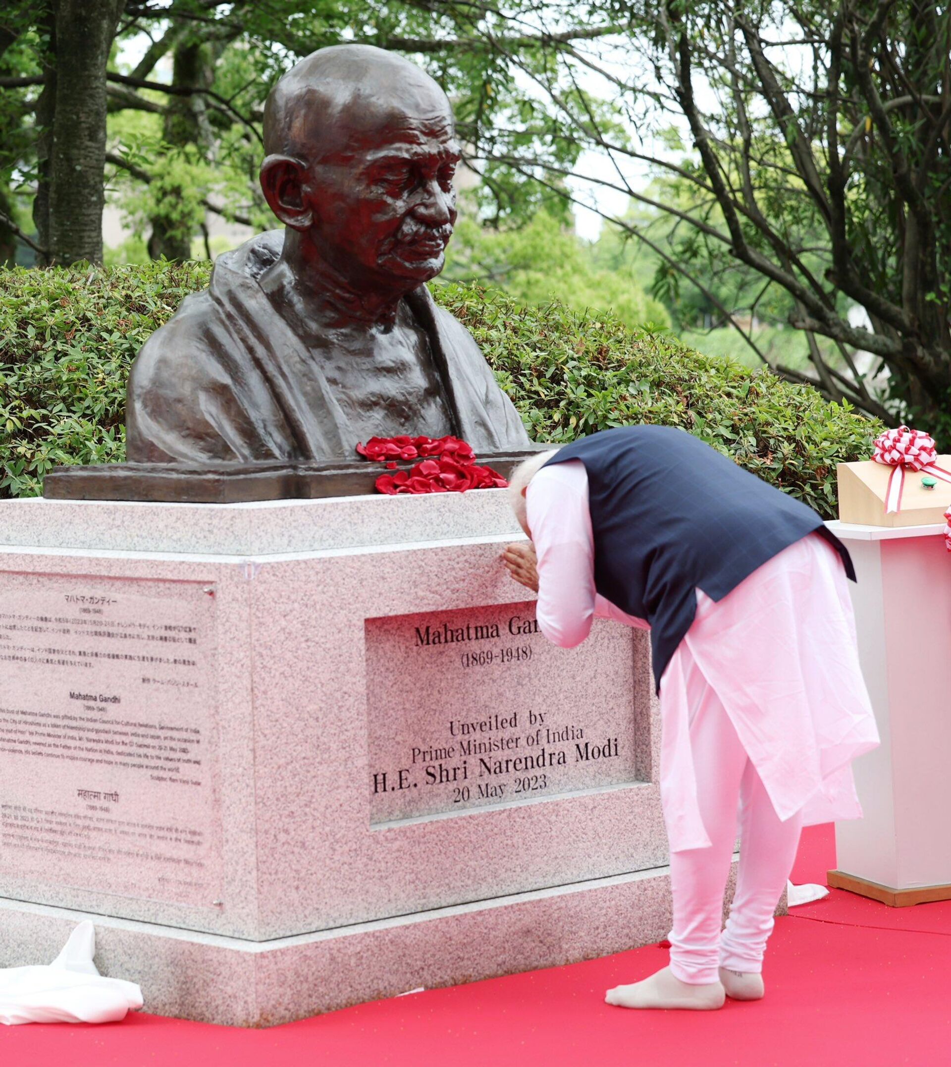 Narendra Modi unveils Mahatma Gandhi's statue - Sputnik India, 1920, 02.10.2023