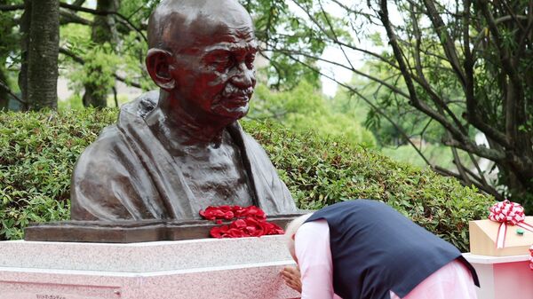 Narendra Modi unveils Mahatma Gandhi's statue - Sputnik भारत