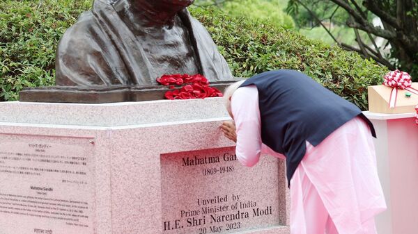 Narendra Modi unveils Mahatma Gandhi's statue - Sputnik भारत