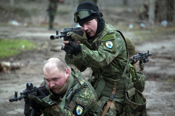 Fighters of the Azov paramilitary battalion, a pro-Ukrainian volunteer armed group, take part in combat drills near the southern Ukrainian city of Mariupol on February 6, 2015 Fighters of the Azov paramilitary battalion, a pro-Ukrainian volunteer armed group, take part in combat drills near the southern Ukrainian city of Mariupol on February 6, 2015 - Sputnik भारत