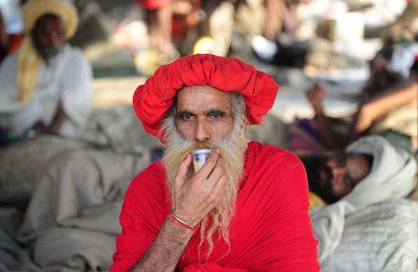 23 जनवरी, 2017 को इलाहाबाद में माघ मेला उत्सव में  एक भारतीय साधु अपने शिविर में चाय पीते हुए। (फोटो: संजय कनौजिया / AFP) - Sputnik भारत
