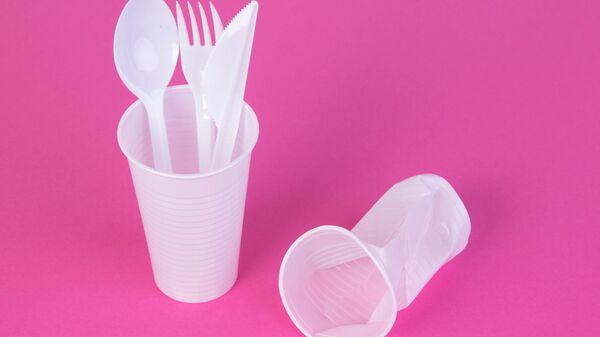 Single use plastic objects on pink background - Sputnik India