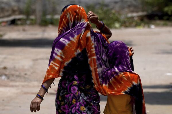 Youth share a piece of cloth to protect themselves from the sun - Sputnik India