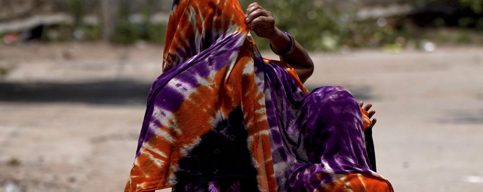 People cover themselves with a scarf to protect themselves from the heat - Sputnik भारत, 1920, 18.06.2023