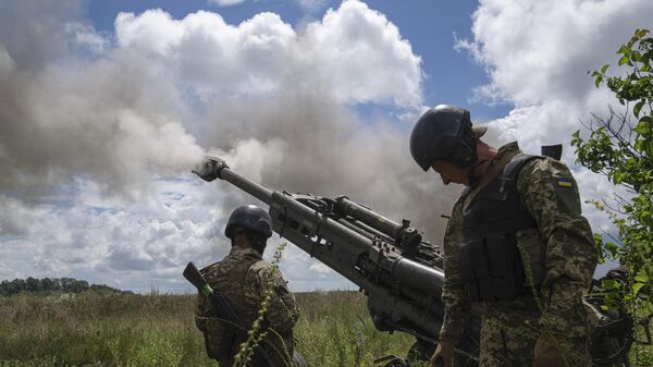 Украинские военнослужащие ведут огонь из гаубицы M777. Архивное фото - Sputnik India