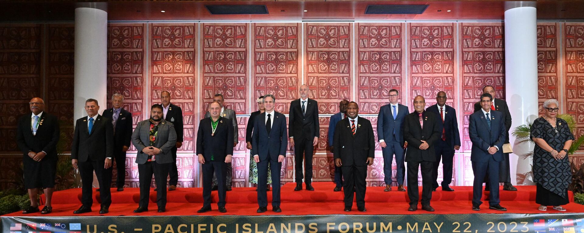 Papua New Guinea’s Prime Minister James Marape (front 4th R), US Secretary of State Antony Blinken (front C), and leaders from Pacific Islands and representatives from New Zealand and Australia pose for a family photo during the US-Pacific Islands Forum at the APEC Haus in Port Moresby on May 22, 2023. - Sputnik India, 1920, 22.05.2023