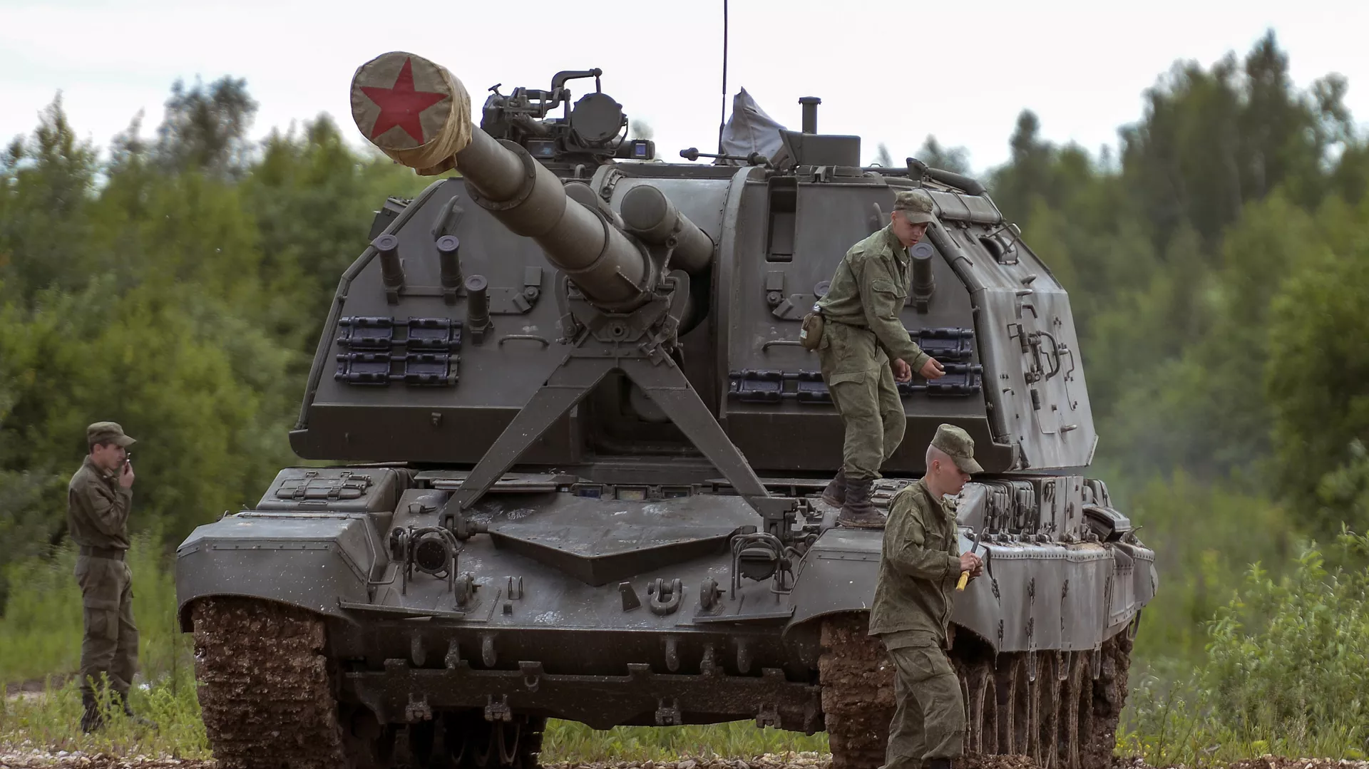 A MSTA-S self-propelled howitzer displayed at the Army 2015 International Military-Technical Forum in Kubinka