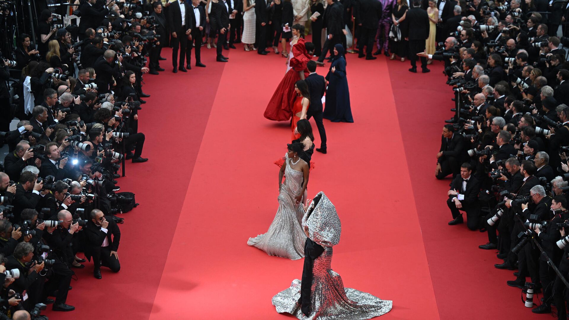 (From front) Indian actress Aishwarya Rai Bachchan, US actress Aj Naomi King, British actress Gemma Chan, french singer Yseult and Brazilian model Luma Grothe arrive for the screening of the film Indiana Jones and the Dial of Destiny during the 76th edition of the Cannes Film Festival in Cannes, southern France, on May 18, 2023. - Sputnik India, 1920, 22.05.2023